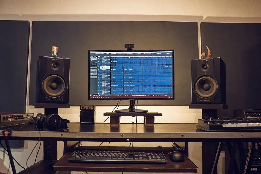 Monitores de estudio y puesto de masterización