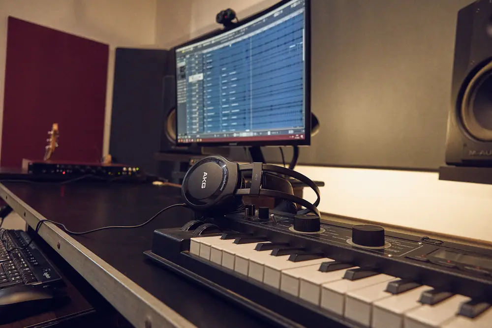 Puesto de mezcla con monitores y auriculares