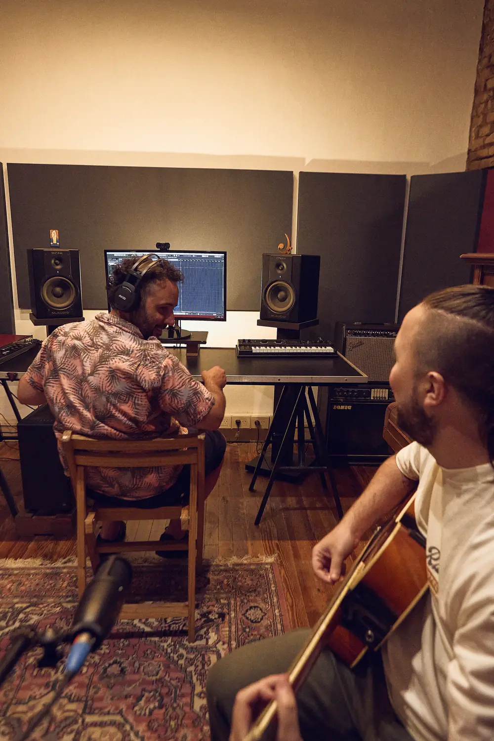 Sesión de guitarra frente al puesto de trabajo