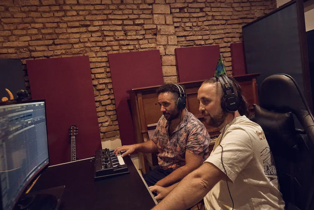 Joaquín y Adrián produciendo en los teclados