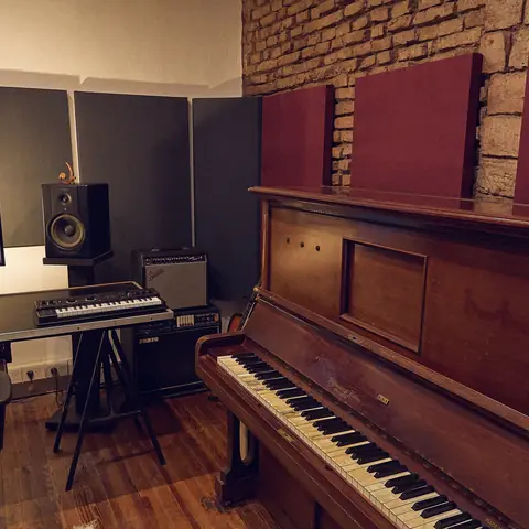 Piano vertical y puesto de trabajo