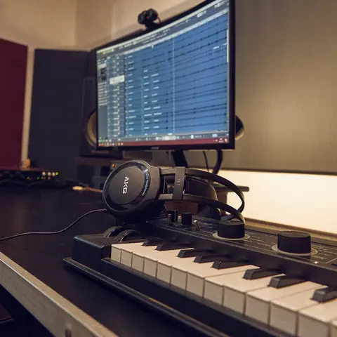 Teclado y auriculares frente a la sesión de Cubase